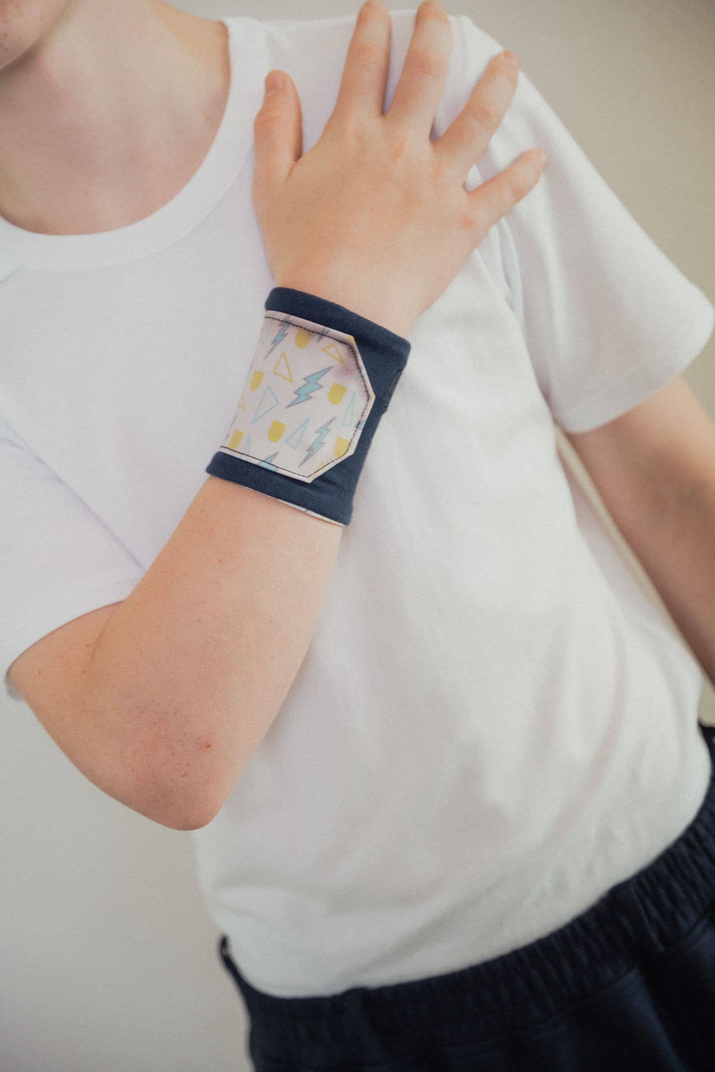 The mood-magic thermochromic sleeve worn on a wrist